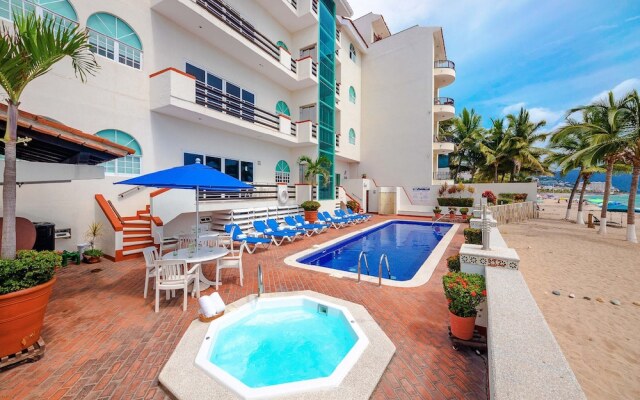 WIVC Casa de la Playa Condo - Literally on the Beach with Swimming Pool & Jacuzzi