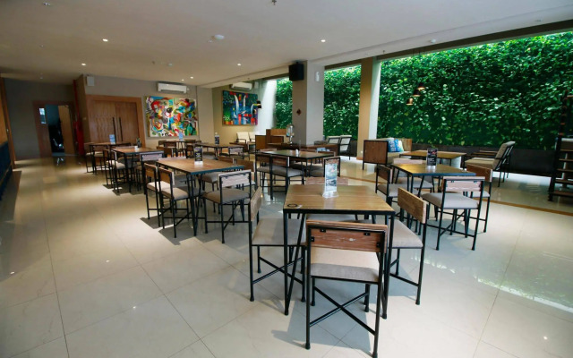 Yellow Star Ambarukmo Hotel