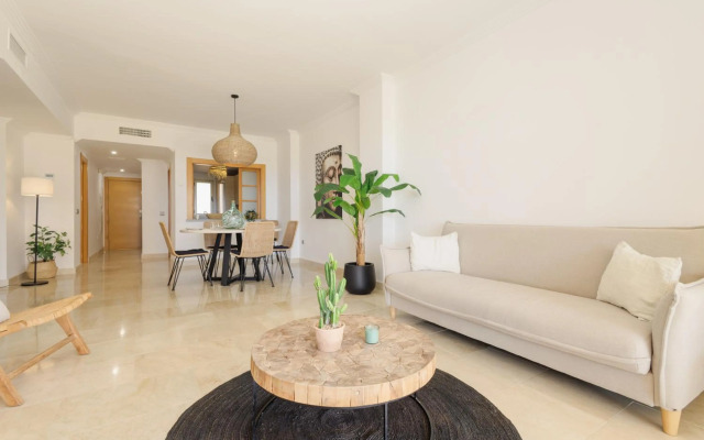 Modern and luxurious holiday home with sea views in Benahavís