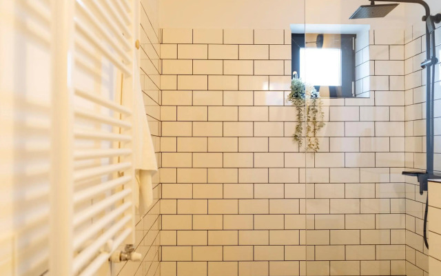 Sunny 2BR Flat - Top Location - Amazing Balcony