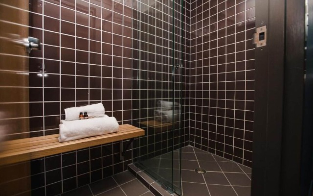 Gilligan's Backpackers Hotel & Resort
