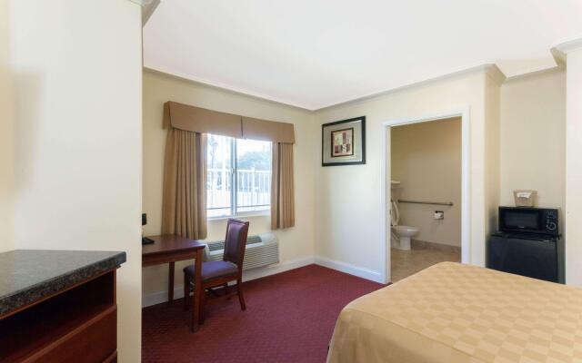 Travelodge by Wyndham Brea