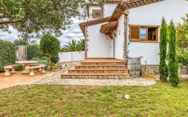 Cosy Townhouse in Vilamacolum With Shared Garden and Swimming Pool