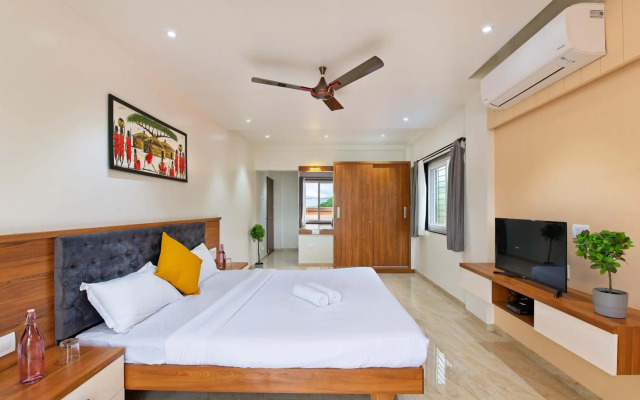 SaffronStays Riverdale, Mulshi - Lakefront villa with pool and mountain view