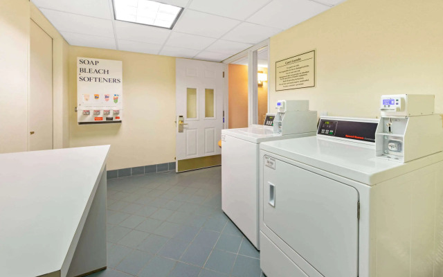 La Quinta Inn & Suites by Wyndham USF (Near Busch Gardens)