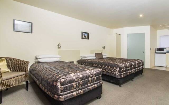 Colonial Manor Motel