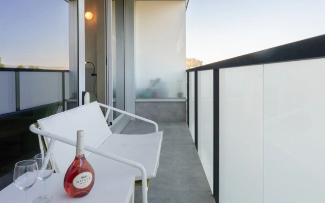 Luxurious Impressive Apartment - Balcony and Pool