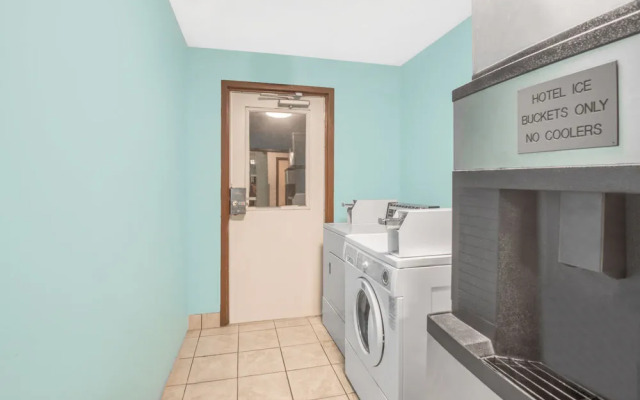 Super 8 by Wyndham Cleveland