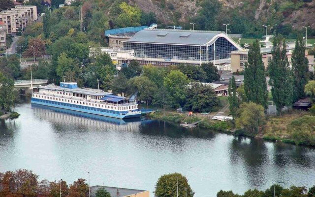 Botel Racek