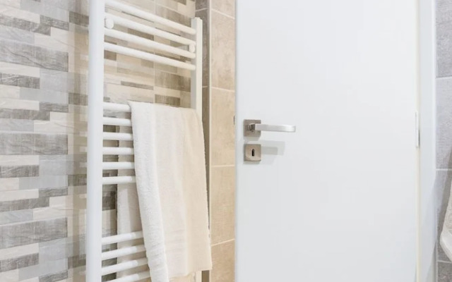 Newly Renovated Stylish Urban Flat