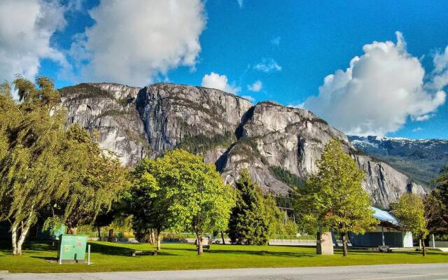 August Jack Motor Inn