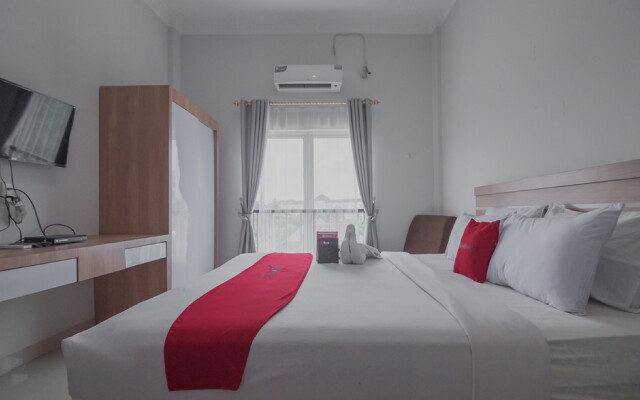 RedDoorz near Hermes Place Polonia Medan
