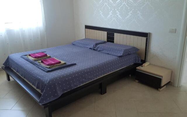 M&I Beach Apartment with Sea View