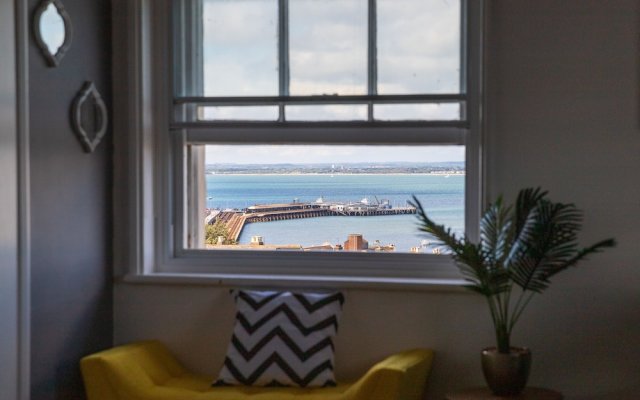 Park up and Relax in Designer 2bd apt - Sea Views