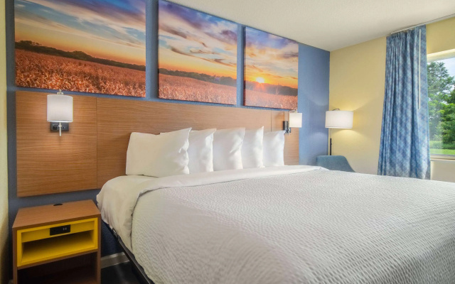 Days Inn by Wyndham Evansdale Waterloo