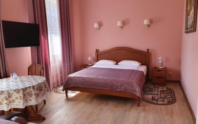 Anna and King  (on Zheleznodorozhnoy)