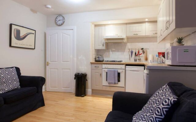 2 Bedroom Flat In West End