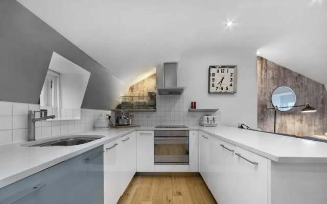 King's Cross Penthouse by MoreThanStays