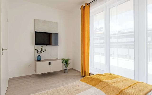 WestSide Garden Apartments by Urbanrent