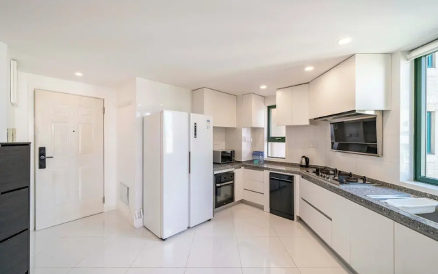 Tyms 4BR 2BA Apt Novel Garden