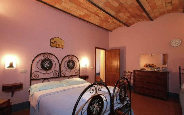 Modern Farmhouse in Pienza With Pool