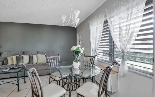 Idyllic Condo With Brief Walk to Beach and Restaurants