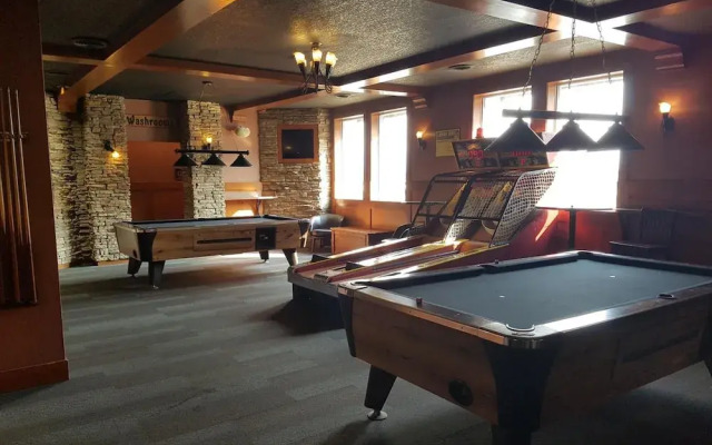 Twin Pine Inn & Suites