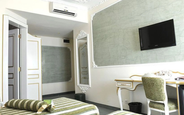 Queen's Astoria Design