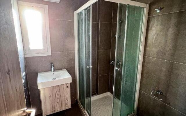 200M From Beach 2 Bedroom