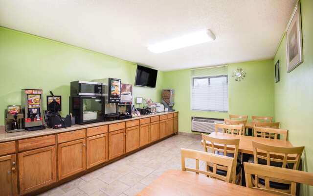 Super 8 by Wyndham Emporia