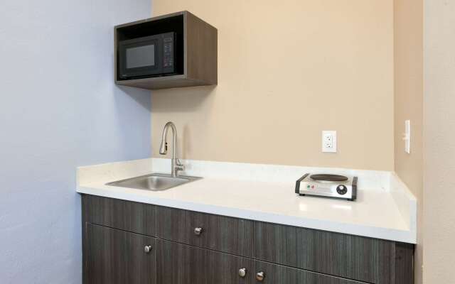 Super 8 by Wyndham Victoria / South / Hwy 59