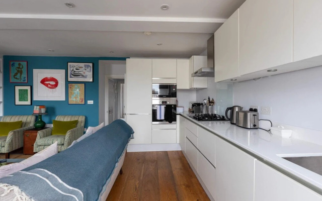 Spacious 3 Bedroom in Notting Hill With Balcony