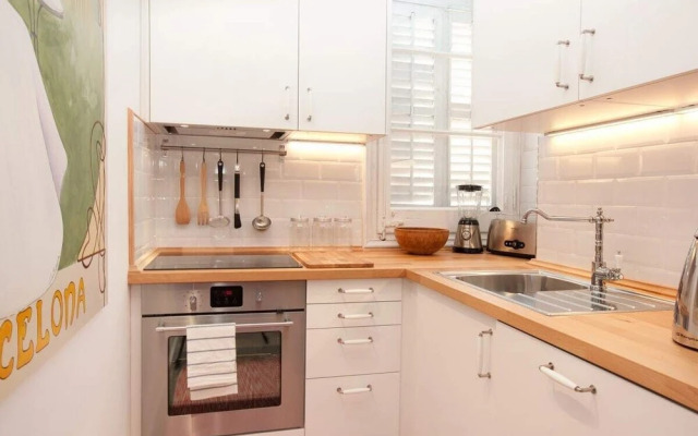 Modern 3 Bedroom Flat With Terrace in Lesseps