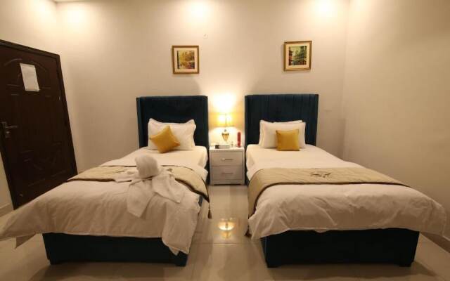 Cuzzy Inn Hotel Lahore