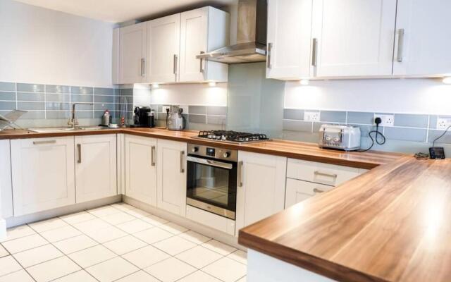 Beautiful 3 bedroom apartment by the Sea