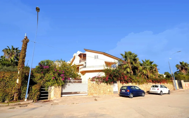 Lush Holiday Home in Sciacca near Golf Course