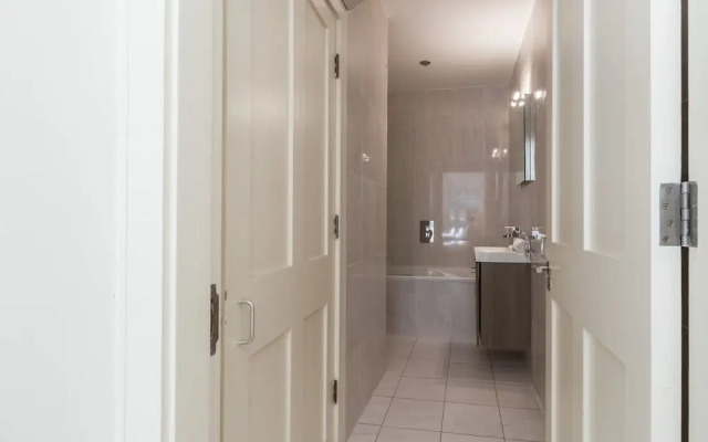 The Eamon DeVelara Suite - hiphipstay