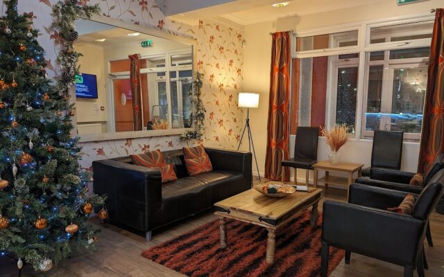 Coasters Hotel & Apartments