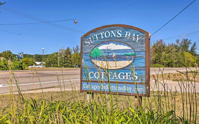Quaint Studio w/ Shared Beach: Walk to Suttons Bay