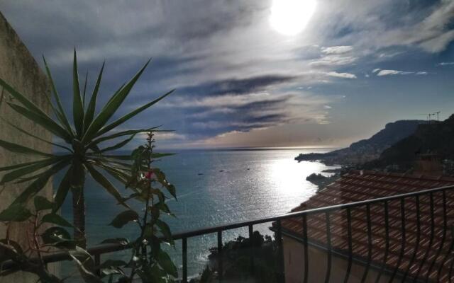 Dans village médiéval piétonnier, Suite exécutive vue mer exceptionnelle