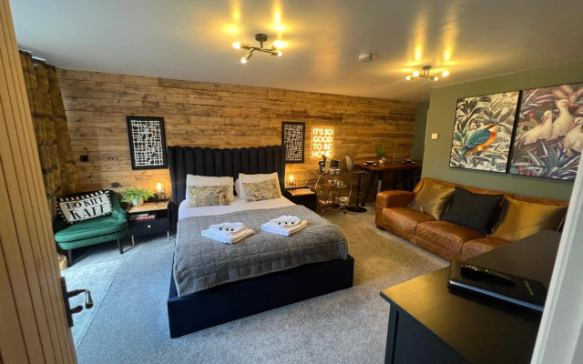 Detached, Private Guest House - Attic by the Abbey