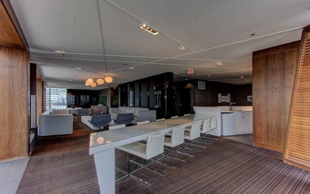 Executive 2 Bedroom Condo Across CN Tower