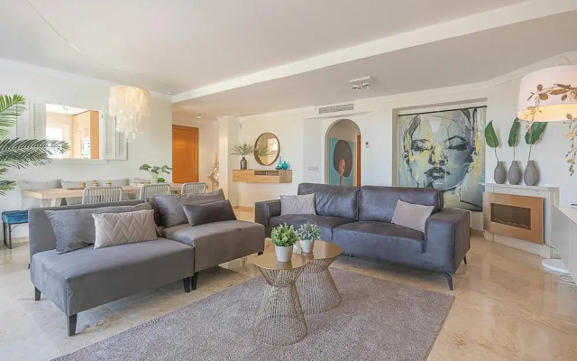 Apt Mairena Forest sea View & Pool