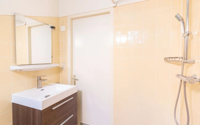 Restyled Holiday Home with 2 Bathrooms near Beach