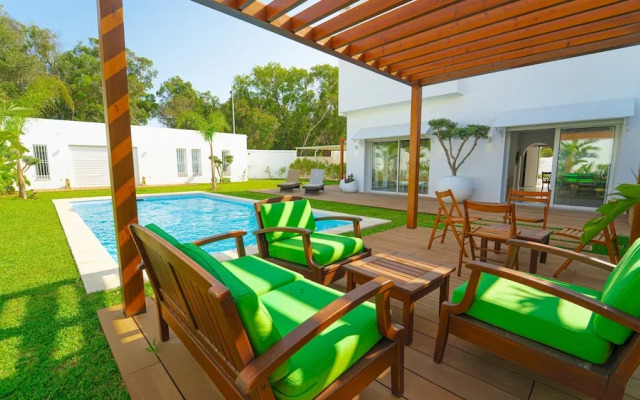 La Marina Secure Seaside With Pool