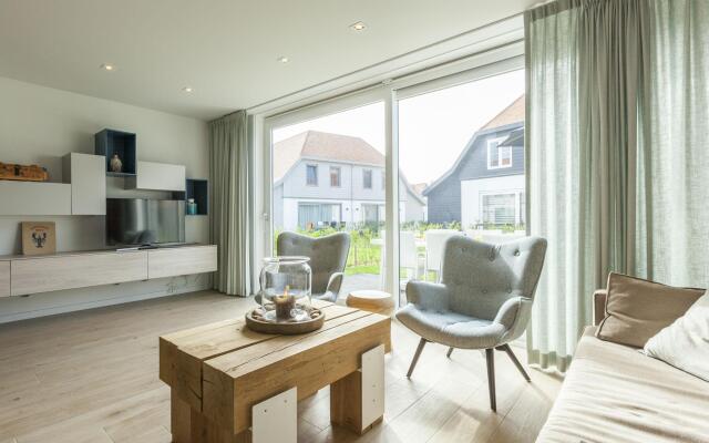 New and luxurious villa, a 5-minute walk from beach and dunes.