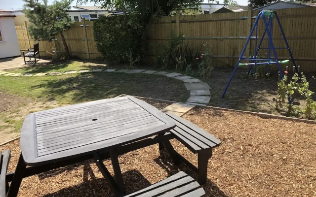 3 bed Bungalow minutes from the beach