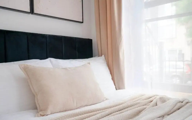 48 Midtown West Apt