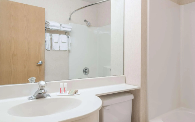 Super 8 By Wyndham Fargo Airport