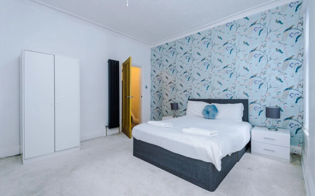 The Seedley 4 Bedroom House - Salford
